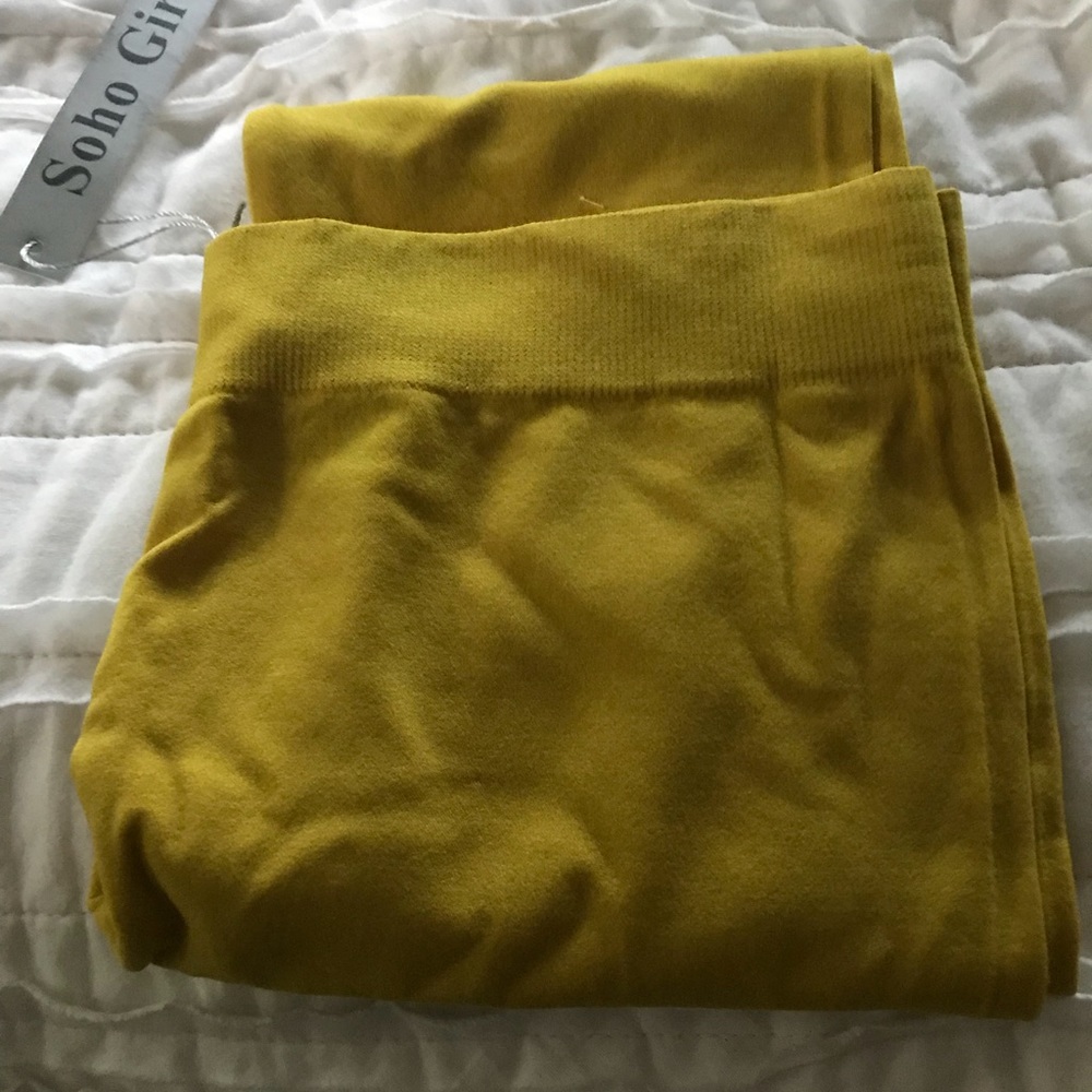 Capri leggings. - Picture 2 of 7